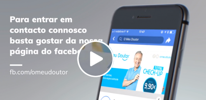 Chat facebook. Telemóvel a mostrar conversa entre pessoas